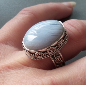 Zilveren ring ovale blauw Lace Agaat in bewerkte setting 17.3 mm